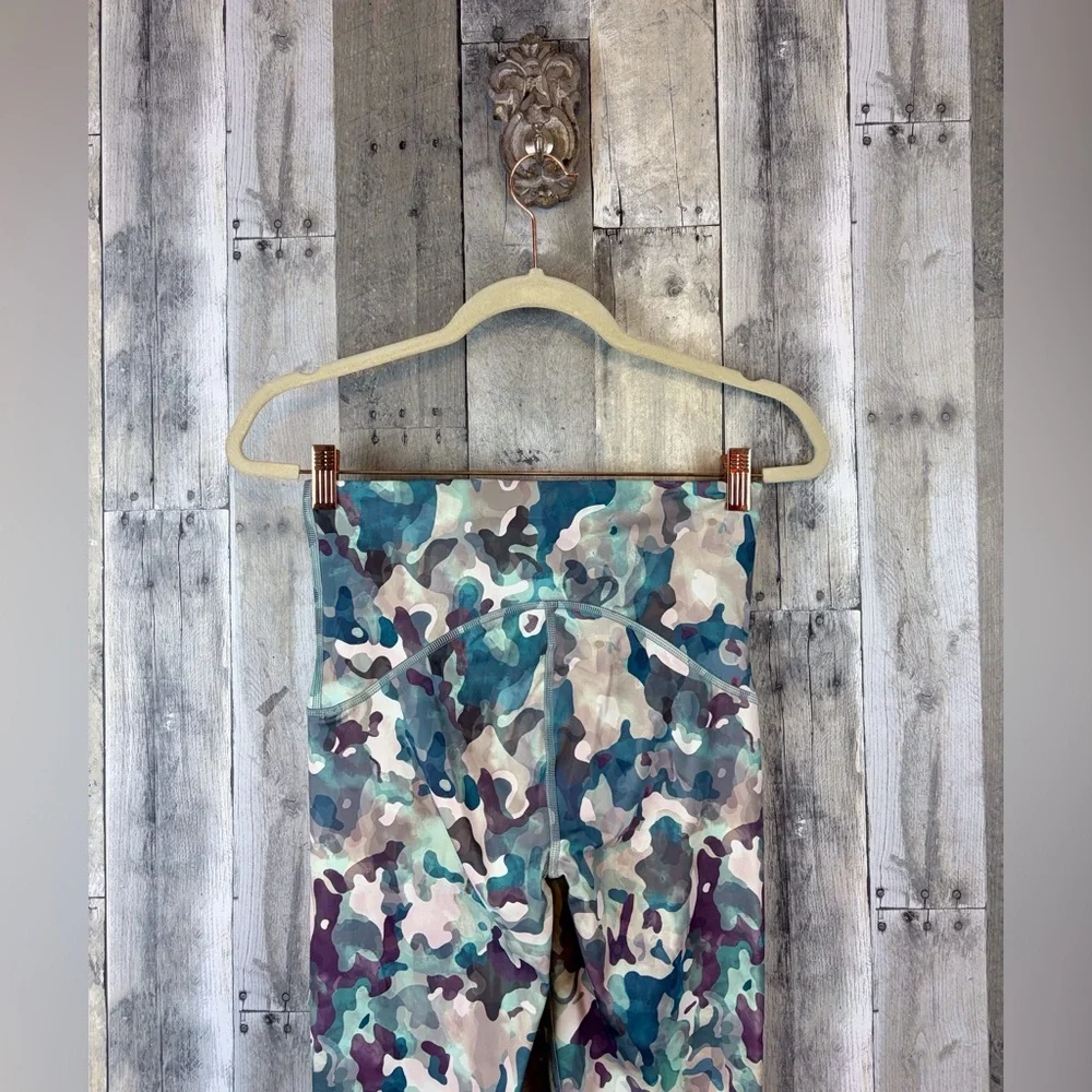 Spanx Booty Boost Leggings in Painted Camo Size Medium.